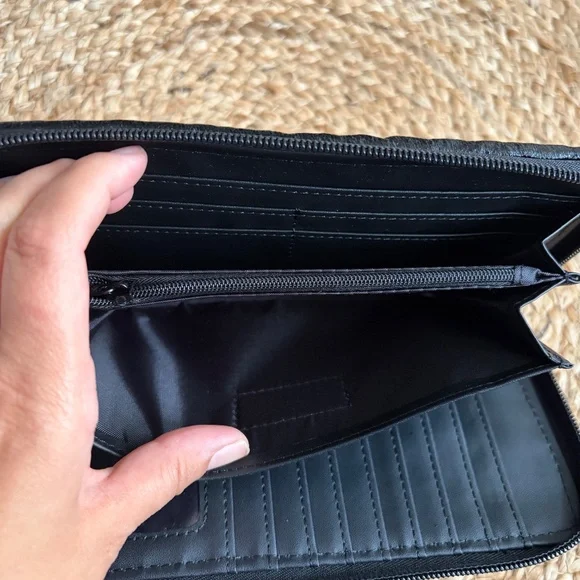 Haute Shore Noir Woven Wallet - Picture 5 of 5